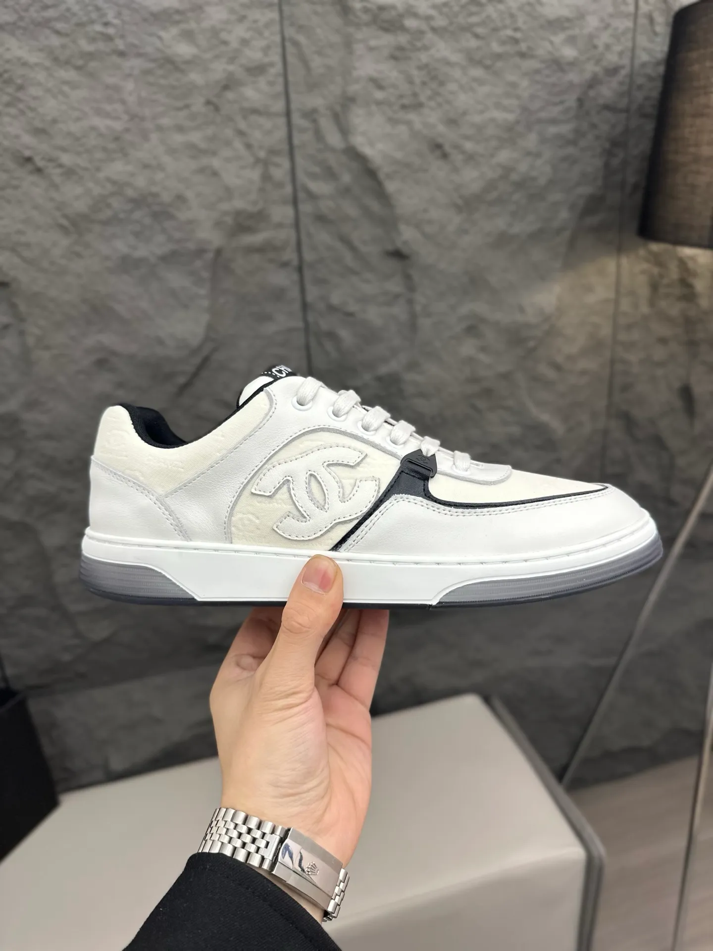 💰740 Chanel, 2024 spring new style / ♞size; 38~45 (38 45 customized) Men's Chanel sneakers, January's style premium is super serious, basically you can't buy it. The counter sister received this color and it happened to be in my men's size. I really didn't like it at first, but after I put it on, I found it to be very versatile. The same design of the diamond surface of the classic CF flap bag is very recognizable, and the double C The logo is not too high-profile. I love it. I recommend this one and you must try it on. You can’t tell how handsome it is by looking at the pictures.
